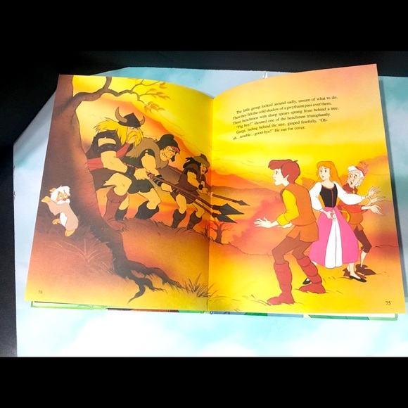 WALT DISNEY PICTURES 1990 THE BLACK CAULDRON BOOK - Picture 9 of 15